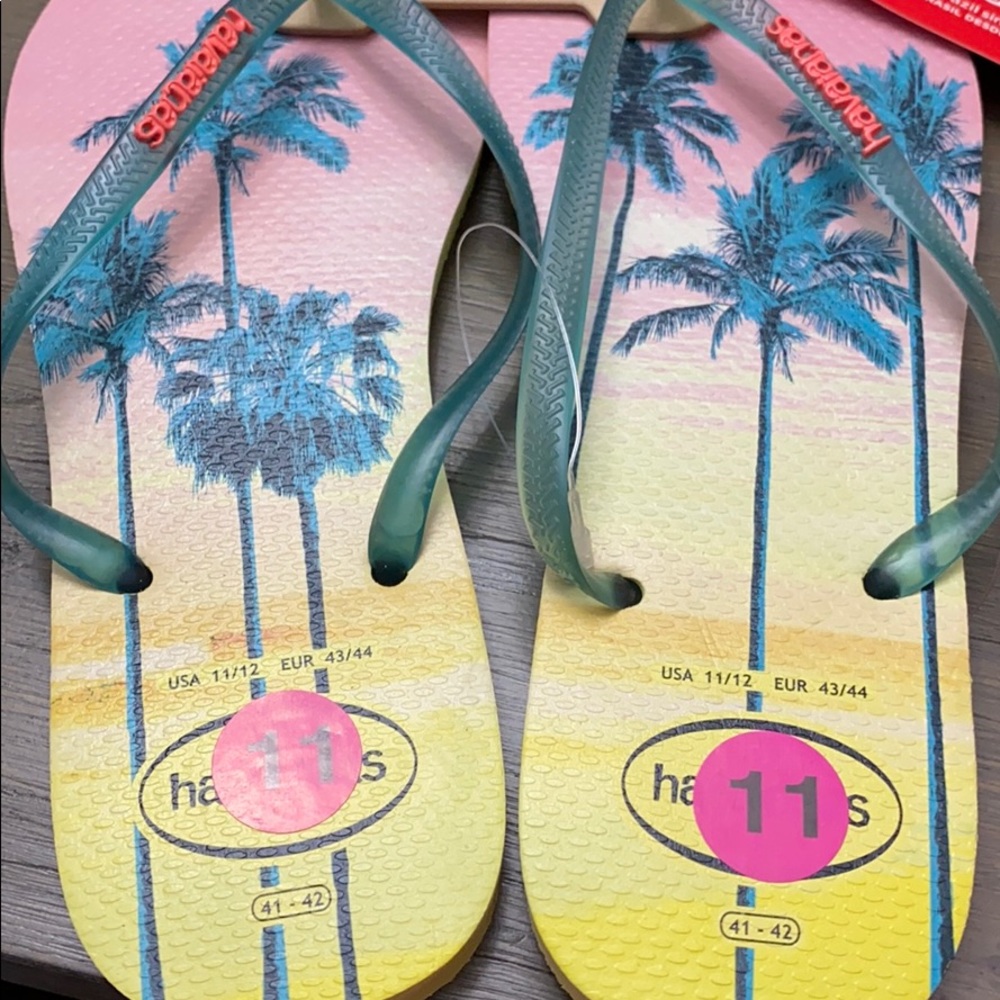 🎉HP🎉NWT! Havaianas yellow palm tree flip flops - Picture 6 of 7